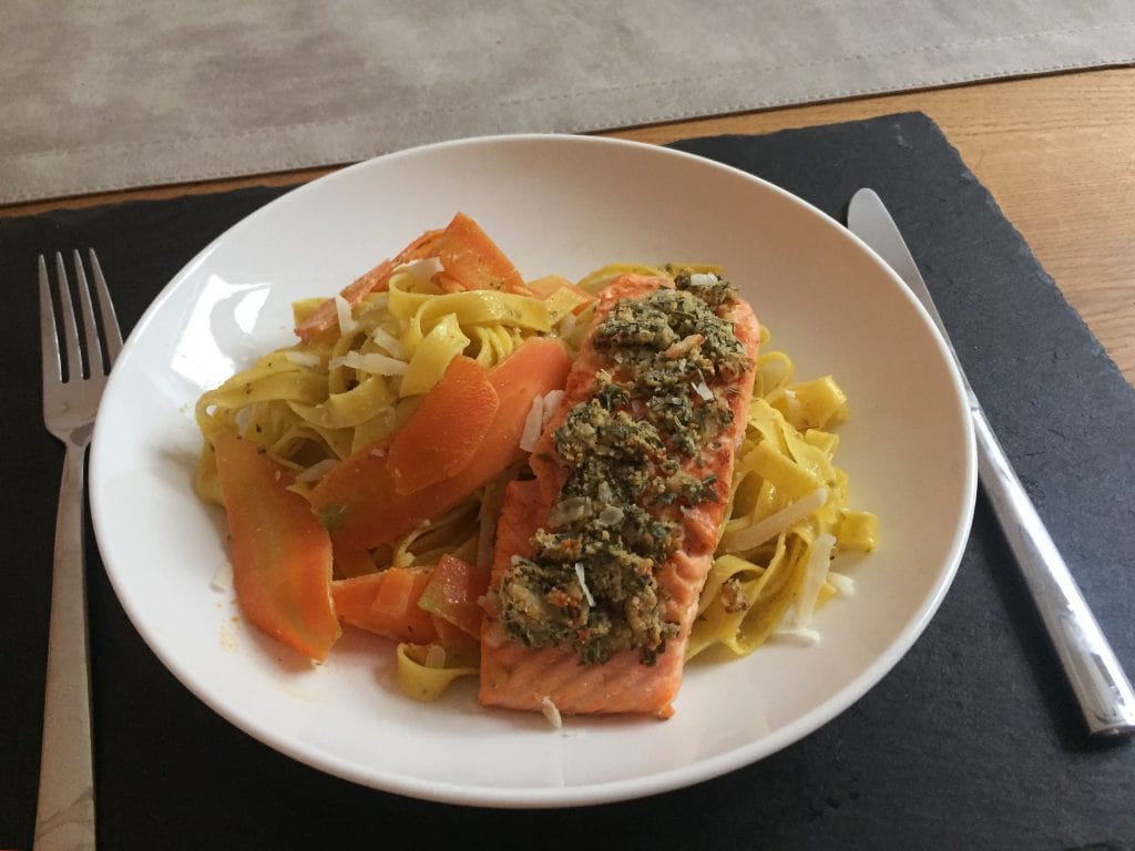 Lachs mit Karottentagliatelle