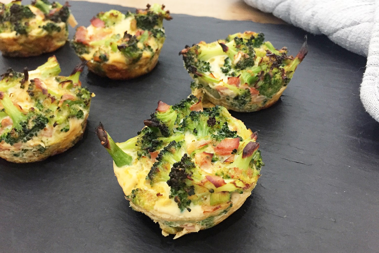 Rezept für leckere pikante Carb Brokkoli Muffins - fitness.at