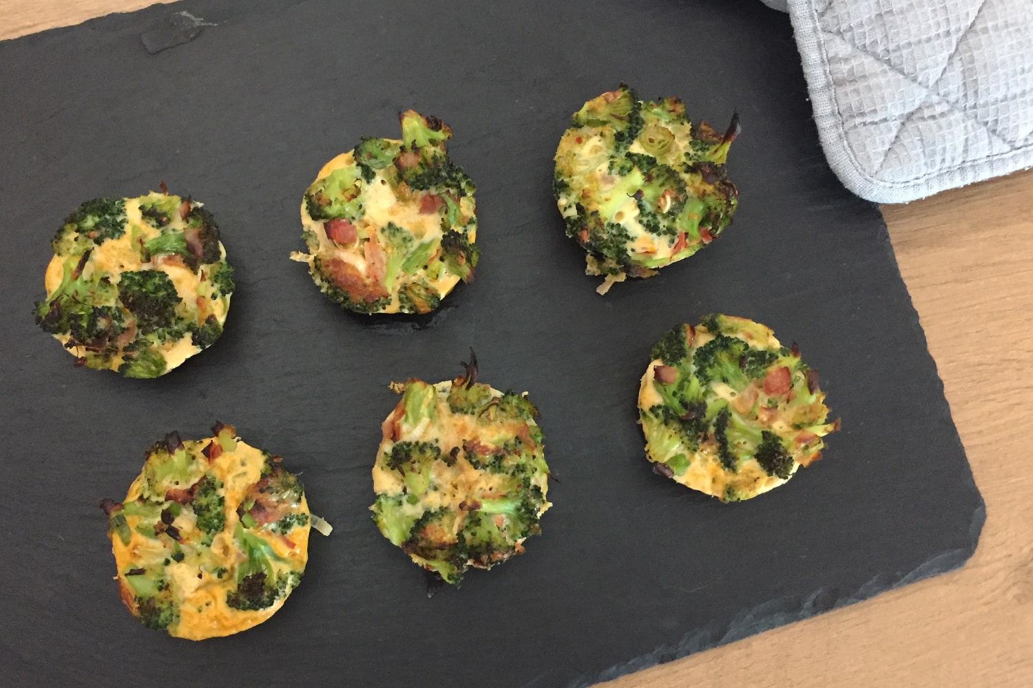 Rezept für leckere pikante Carb Brokkoli Muffins - fitness.at