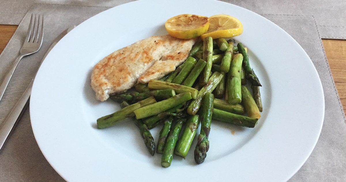 Schnelles Zitronenhühnchen mit grünem Spargel - fitness.at
