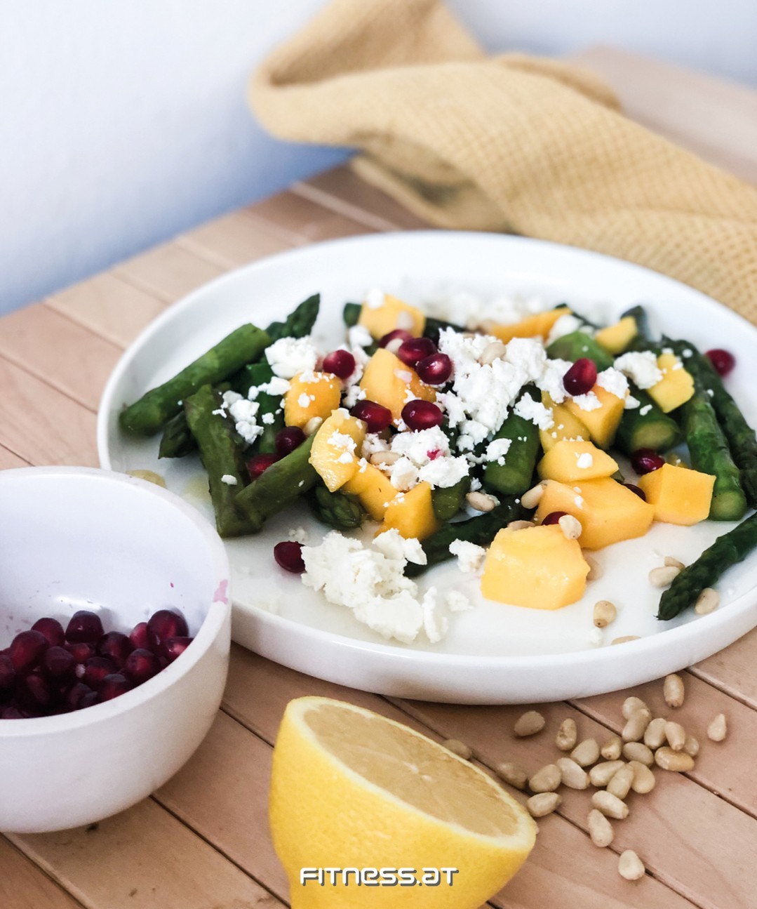 Der Spargel schafft es bei uns immer wieder auf den Tisch und am liebsten in außergewöhnlichen Gerichten 🤩. Wir sind natürlich auch Fans der klassischen Küche, können uns aber genauso für etwas exotischere Rezepte, wie unseren Spargel Mango Salat, begeistern 🥗😋. 

#fitnessat #weilwirfitnessleben #soulfood #foodporn #yummy #foodlover #foodblogger #spargel #asparagus #mango #salat #salad #foodie #healthy #fresh #summer #recipe #foodblog #blog #blogger