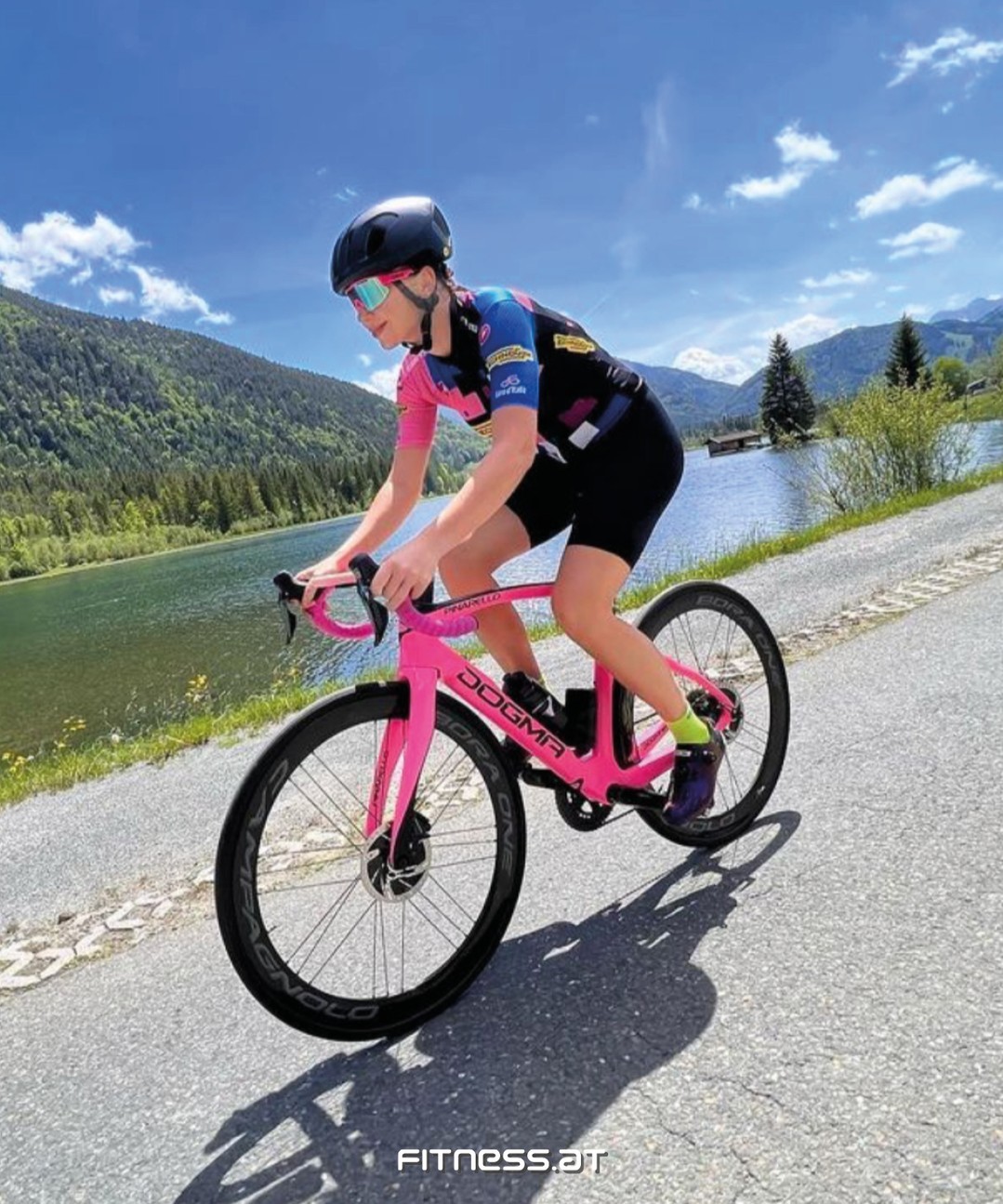 I’m doing this for me 🚴‍♀️✨

📷 @katka_wurpes
📍 Pillersee

#fitnessat #weilwirfitnessleben #fitnesscompanygroup #feelit #outdoor #fun #feelfree #bike #motivation #sport #fitness #stayfit #feelgood #youcan #bestrong #strong #bandofcyclists #technogymaustria #girlsonbikes #cyclingbeauties #cycling #cyclinglife #cyclingphotos #salzburgerland #pillersee